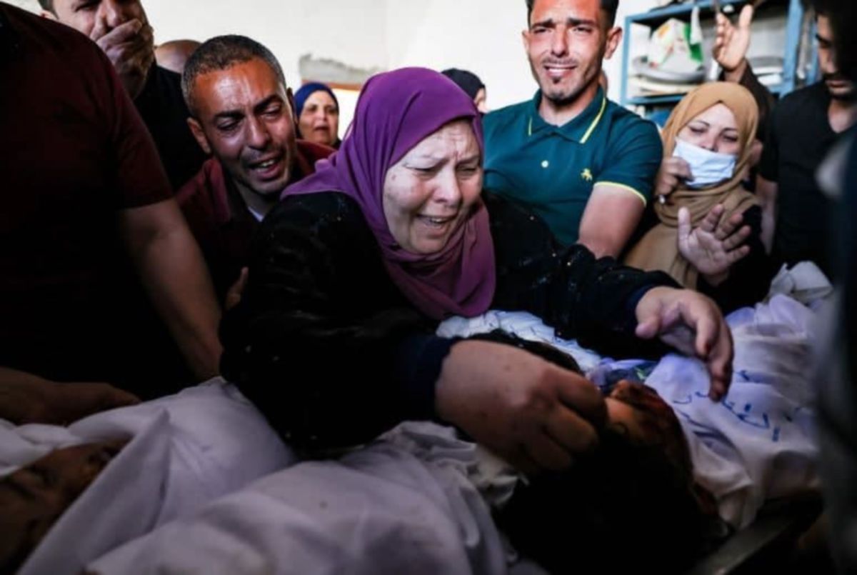 AHLI keluarga Tanani meratapi kematian keluarga yang terbunuh akibat serangan bom dari Israel. FOTO AFP