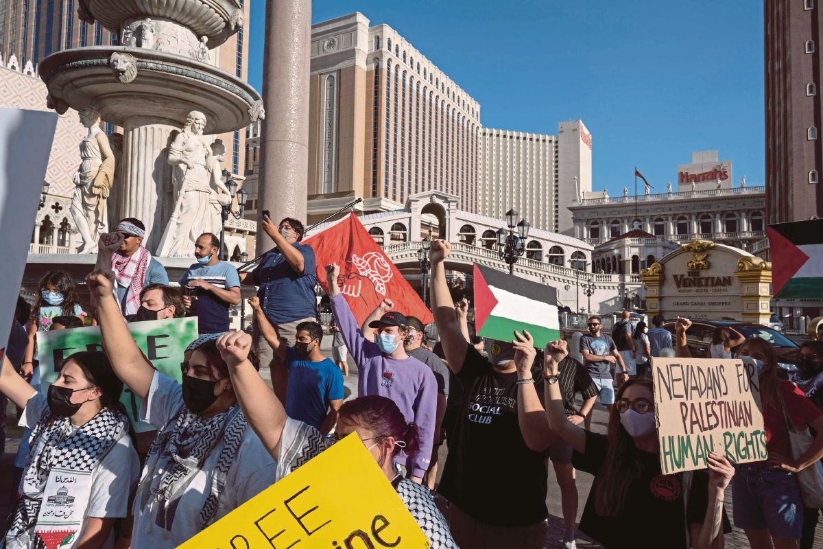 Penunjuk perasaan pro-Palestin berkumpul di luar hotel dan casino The Venetian di Las Vegas, Nevada. FOTO AFP