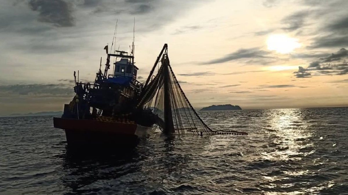 APMM menahan sebuah bot nelayan tempatan bersama 21 kru warga asing kerana melanggar syarat sah lesen di kedudukan 3.5 batu nautika barat daya Pulau Batu Putih, Lumut. FOTO ihsan APMM