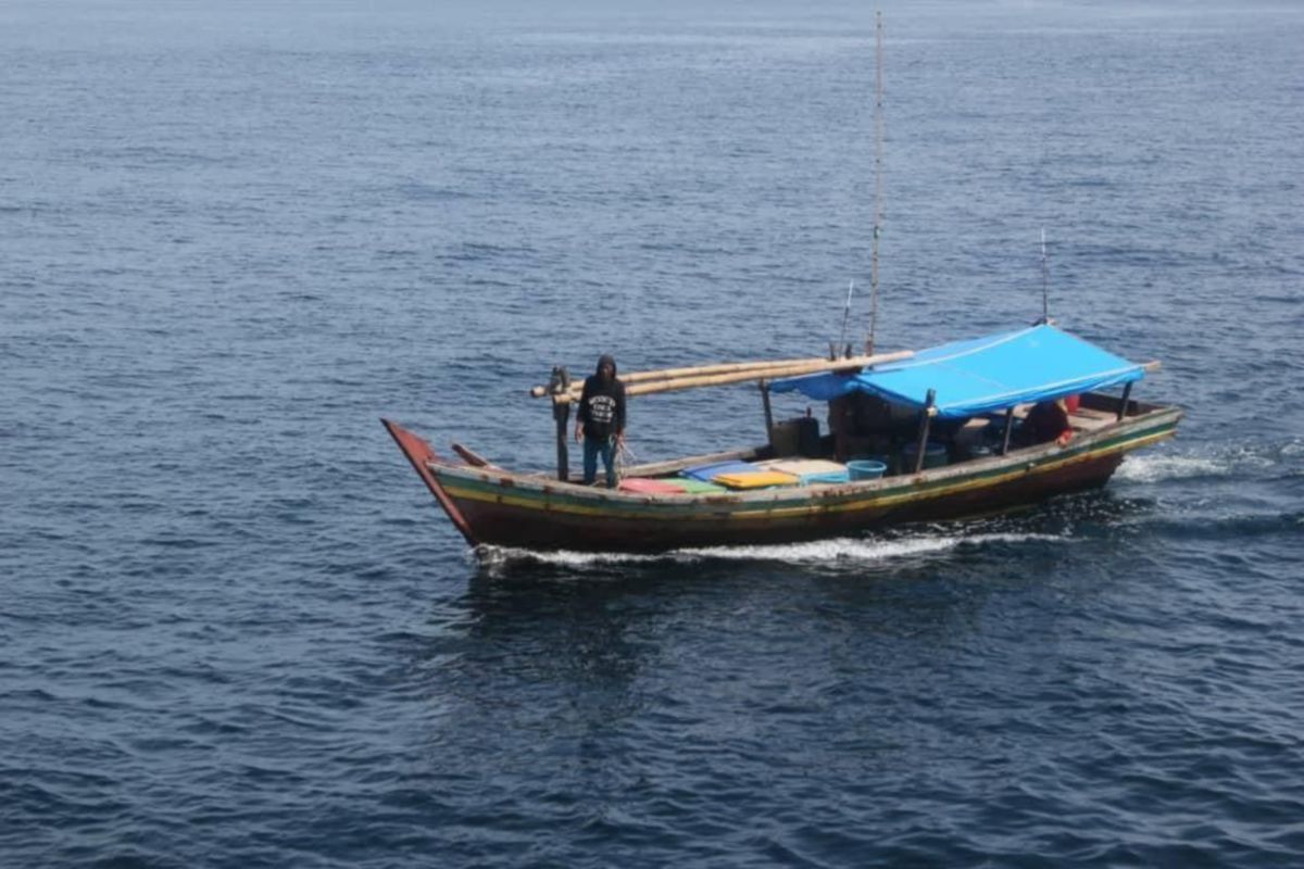 BOT dan empat nelayan Indonesia yang itahan APMM selepas dikesan melakukan aktiviti menangkap ikan di perairan negara pada kedudukan 24.8 batu nautika barat daya Pulau Kendi, di sini, semalam. FOTO ihsan APMM