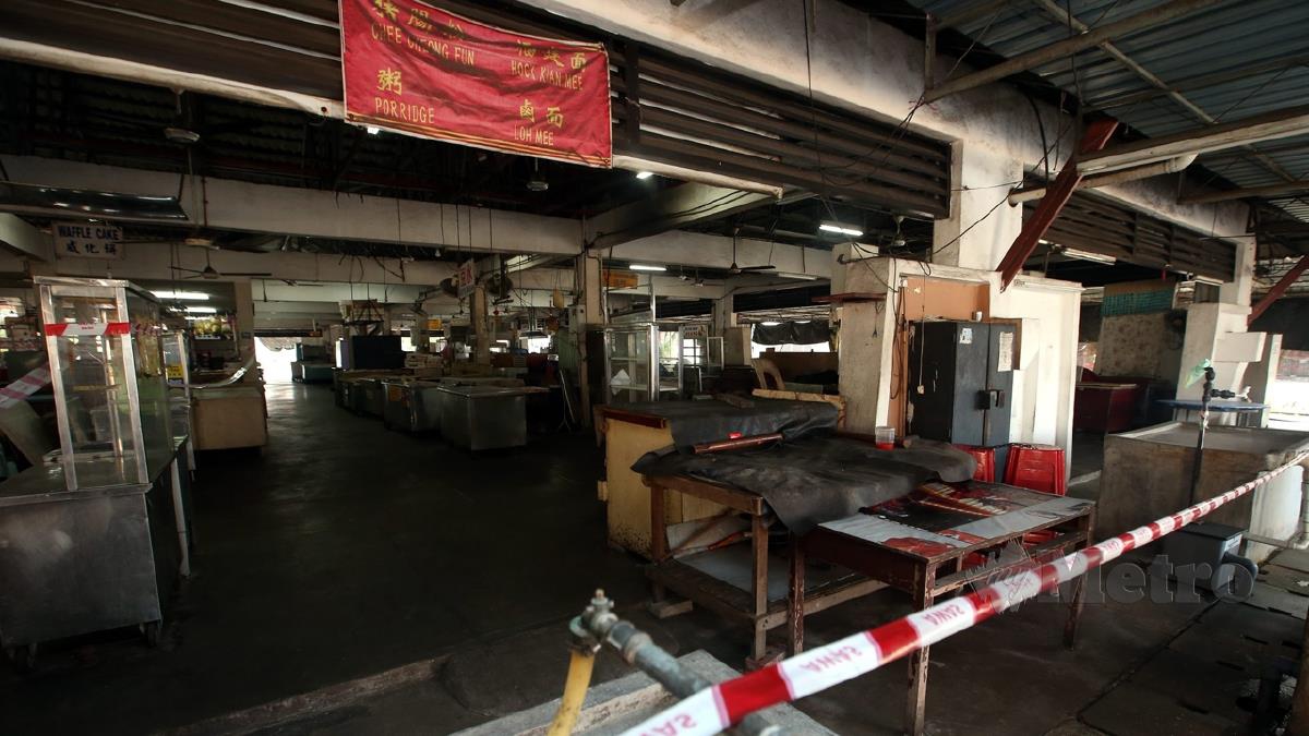 MBSP mengeluarkan notis arahan penutupan di kompleks makanan dan petak khinzir Pasar Awam Bagan Ajam, Jalan Terbilang di sini. FOTO Danial Saad