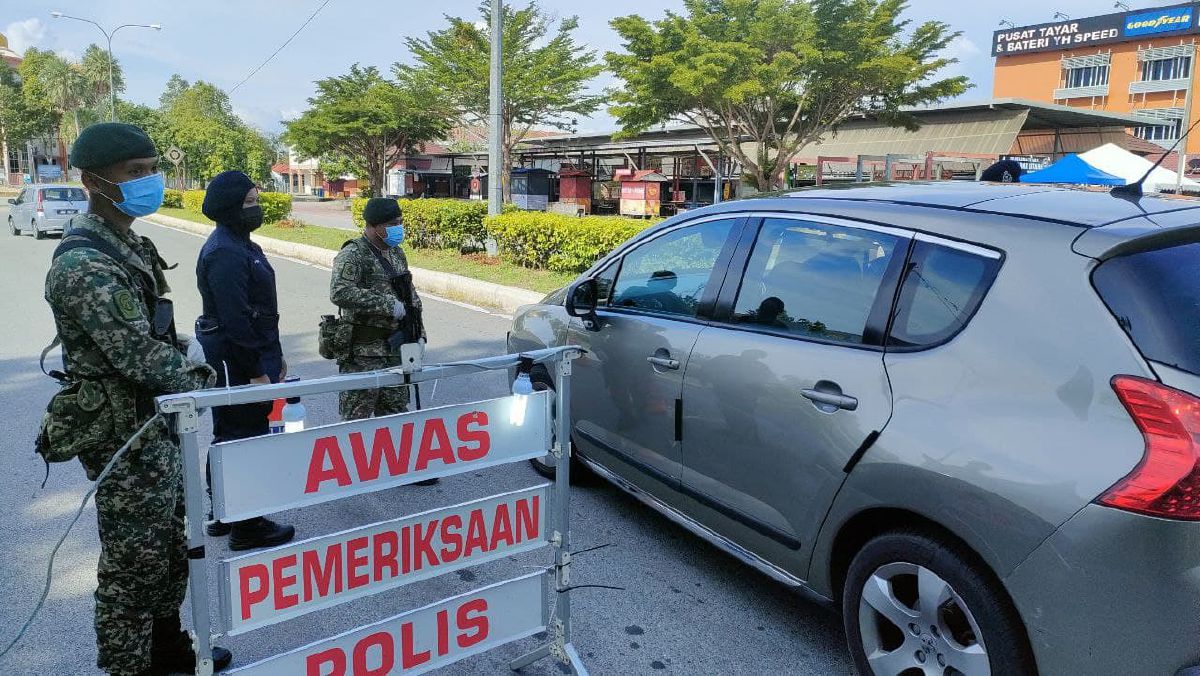 ANGGOTA polis dan ATM melakukan pemeriksaan sebuah kereta di SJR kawasan Perintah Kawalan Pergerakan Diperketatkan (PKPD) di Bandar Darulaman.FOTO Zuliaty Zulkiffli