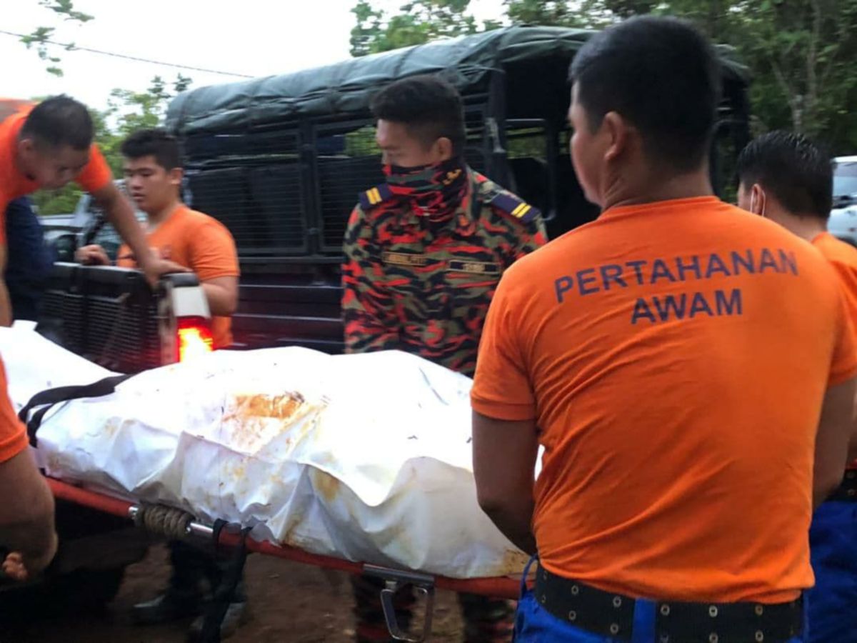 ANGGOTA bomba dan Angkatan Perthanan Awam Malaysia (APM) membawa mangsa dengan pengusung turun dari Bukt Hutan Simpan Tawai, Telupid, awal pagi tadi. FOTO ihsan Bomba dan APM