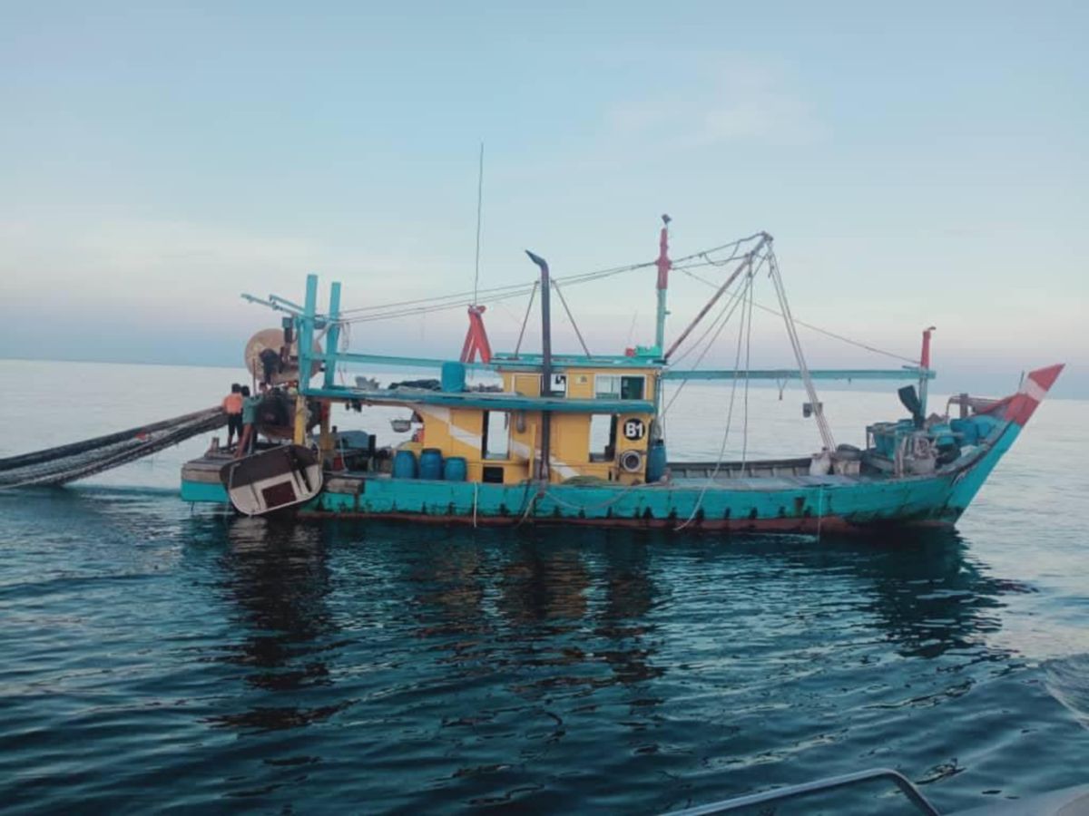 APMM menahan sebuah bot nelayan tempatan Kelas B1 kerana menceroboh zon tangkapan ikan di kedudukan 5.45 batu nautika barat  laut Sungai Belukang di Bagan Datuk, semalam. FOTO ihsan APMM