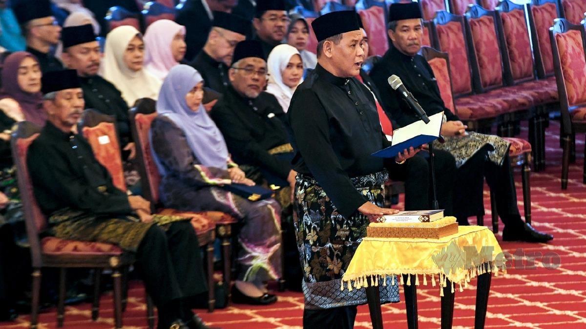 Datuk Seri Aminuddin Harun mengangkat sumpah jawatan sebagai Menteri Besar Negeri Sembilan bagi penggal kedua hari ini. FOTO BERNAMA