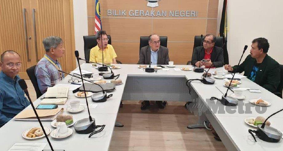 DATUK Amar Douglas Uggah Embas mempengerusikan mesyuarat khas JPBN Sarawak berhubung penularan wabak COVID-19, hari ini. FOTO DCMO