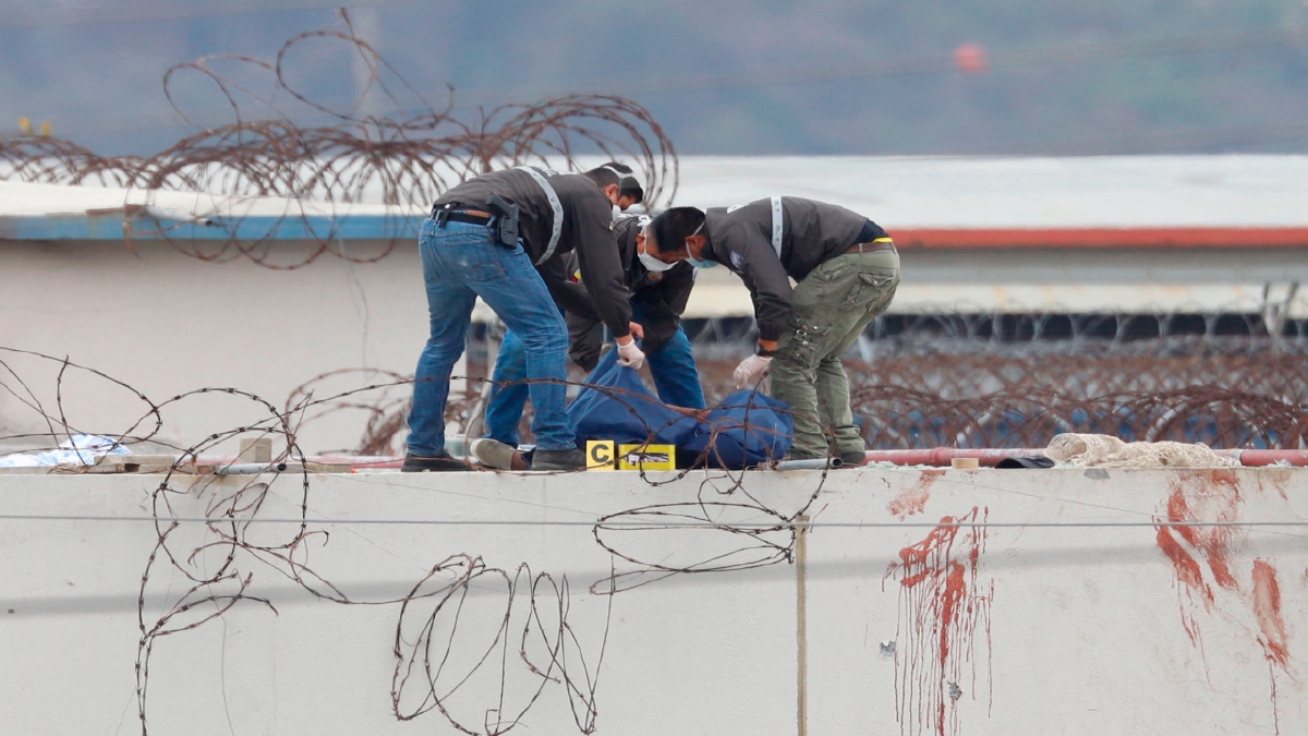 POLIS mengalihkan mayat banduan di bumbung penjara di Guayaquil, Ecuador, hari ini. FOTO AFP