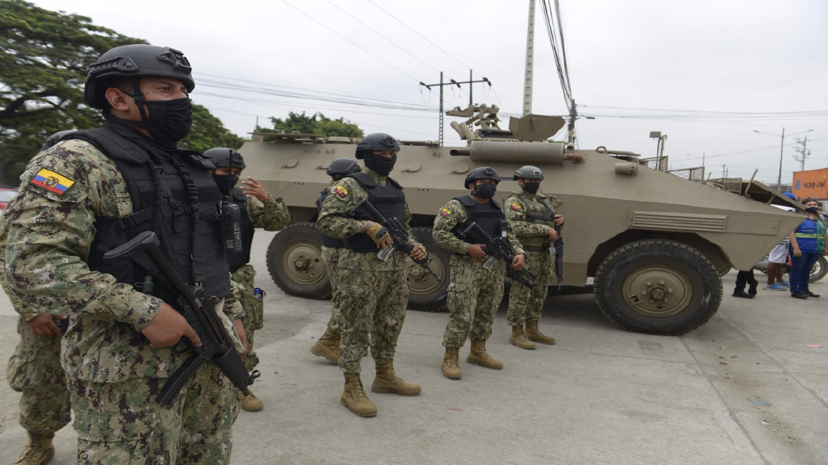 ANGGOTA tentera mengawal ketat penjara. FOTO AFP