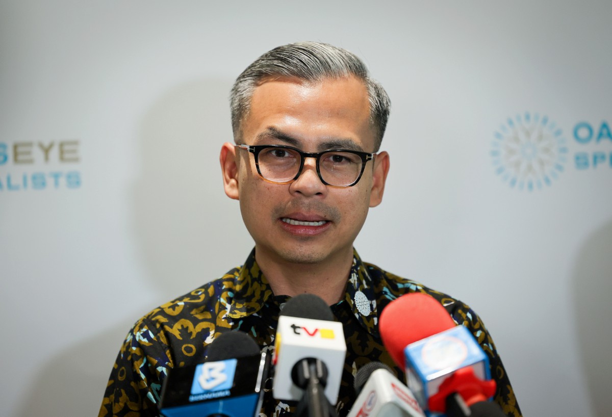 Menteri Komunikasi Fahmi Fadzil mengadakan sidang media selepas majlis Pembukaan Bahagian Baharu (Orchid Wing) OasisEye Specialists di Nexus, Bangsar hari ini. FOTO BERNAMA