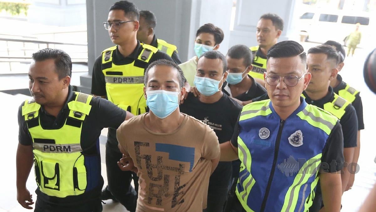 Tiga lelaki didakwa rogol seorang wanita secara bergilir-gilir di sebuah rumah dibawa ke Mahkamah Sesyen Kuala Lumpur untuk pendakwaan. FOTO SAIFULLIZAN TAMADI