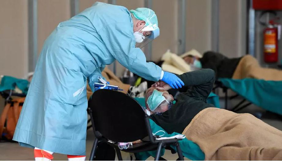 PETUGAS perubatan membantu pesakit jangkitan koronavirus di Spedali Civili Hospital di Brescia, Italy. FOTO Reuters.