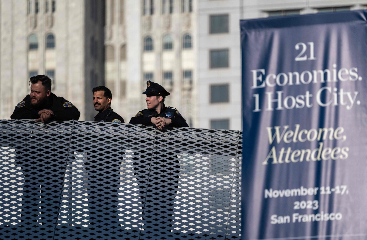 Polis berdiri di atas jambatan di Pusat Konvensyen Moscone yang menganjurkan APEC di San Francisco, California, pada 13 November 2023. - FOTO AFP
