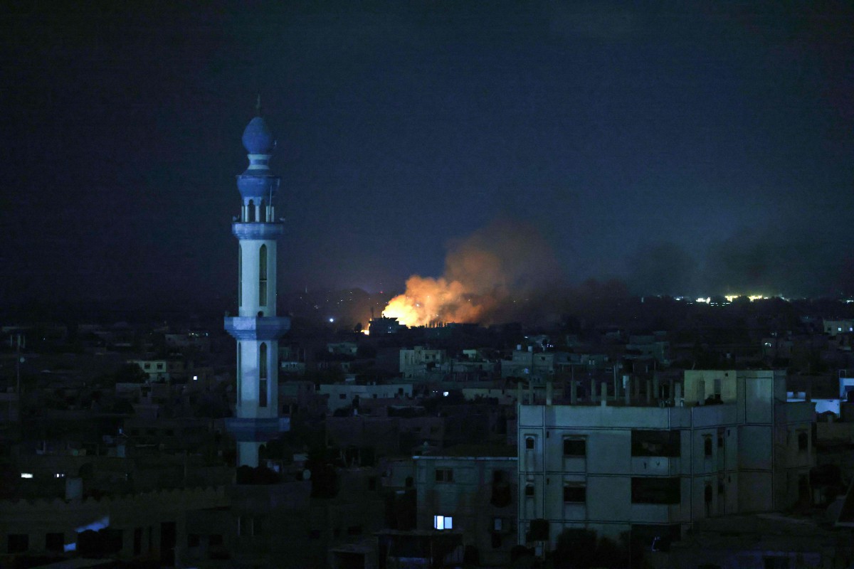 Kebakaran marak berikutan serangan udara Israel di Rafah di selatan Semenanjung Gaza pada 13 November 2023. FOTO AFP