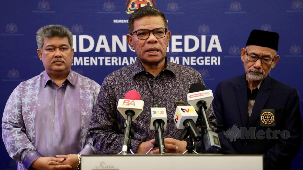 Menteri Dalam Negeri, Datuk Seri Saifuddin Nasution  semasa Sidang media  pada Majlis Perjumpaan Bersama Lembaga Pengawalan dan Pelesenan Pencetakan Al-Quran KDN di  Raia Hotel & Convention Centre Terengganu. FOTO GHAZALI KORI