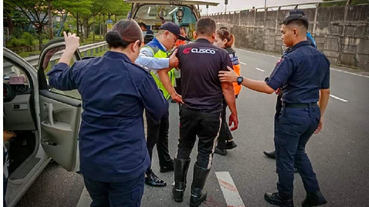 Seorang anggota polis trafik yang sedang bertugas cedera selepas dilanggar sebuah kereta yang dipandu seorang lelaki dalam keadaan mabuk di Kilometer 3.6 Jalan Pantai di sini, hari ini. FOTO Ihsan Pembaca