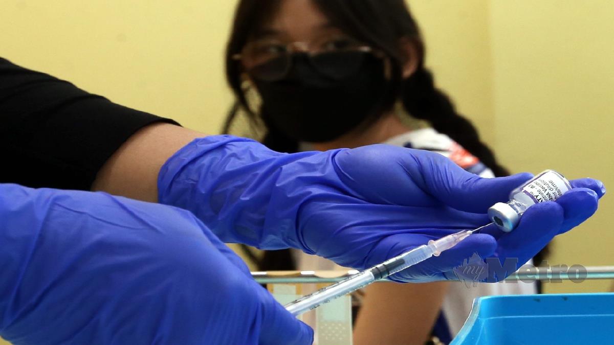 GAMBAR hiasan. Antara remaja hadir untuk menerima suntikan vaksin Covid-19 di Pusat Pemberian Vaksin (PPV) Hospital Pakar KPJ Pulau Pinang, Bandar Perda bulan lalu. FOTO DANIAL SAAD