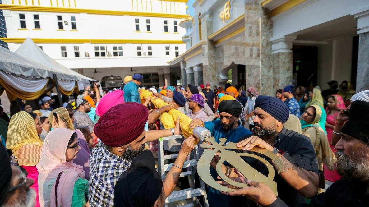 MASYARAKAT Sikh meraikan festival Vaisakhi di Gurdwara Sentul Sahib Sentul. FOTO ASWADI ALIAS.