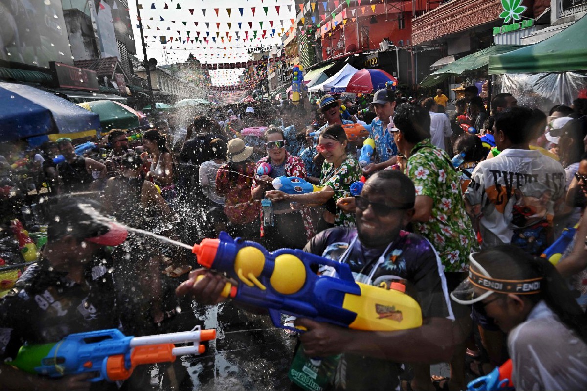 Thailand kembali meraikan Songkran berskala penuh. FOTO AFP