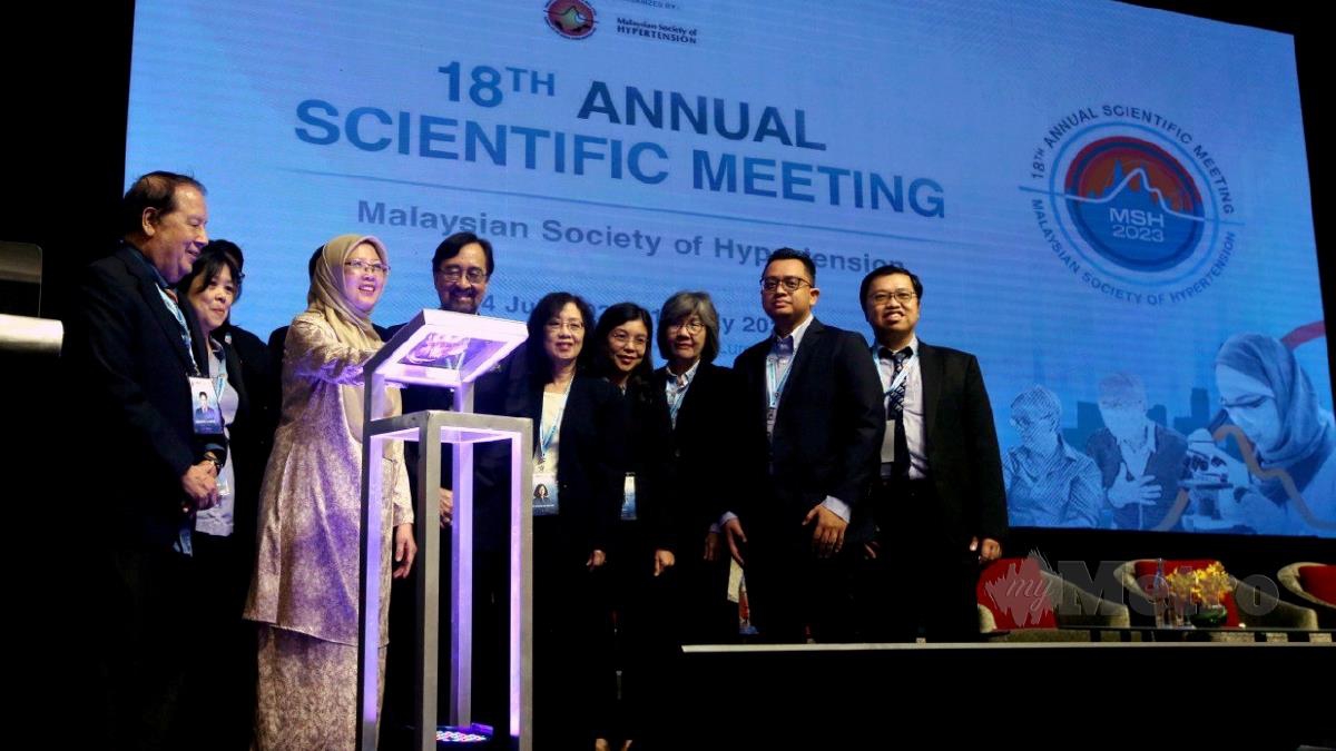  Menteri Kesihatan, Dr Zaliha Mustafa melakukan gimik perasmian ketika majlis perasmian Kongres Sains Tahunan Masyarakat Hipertensi Malaysia 2023 di Kuala Lumpur. FOTO HAIRUL ANUAR RAHIM