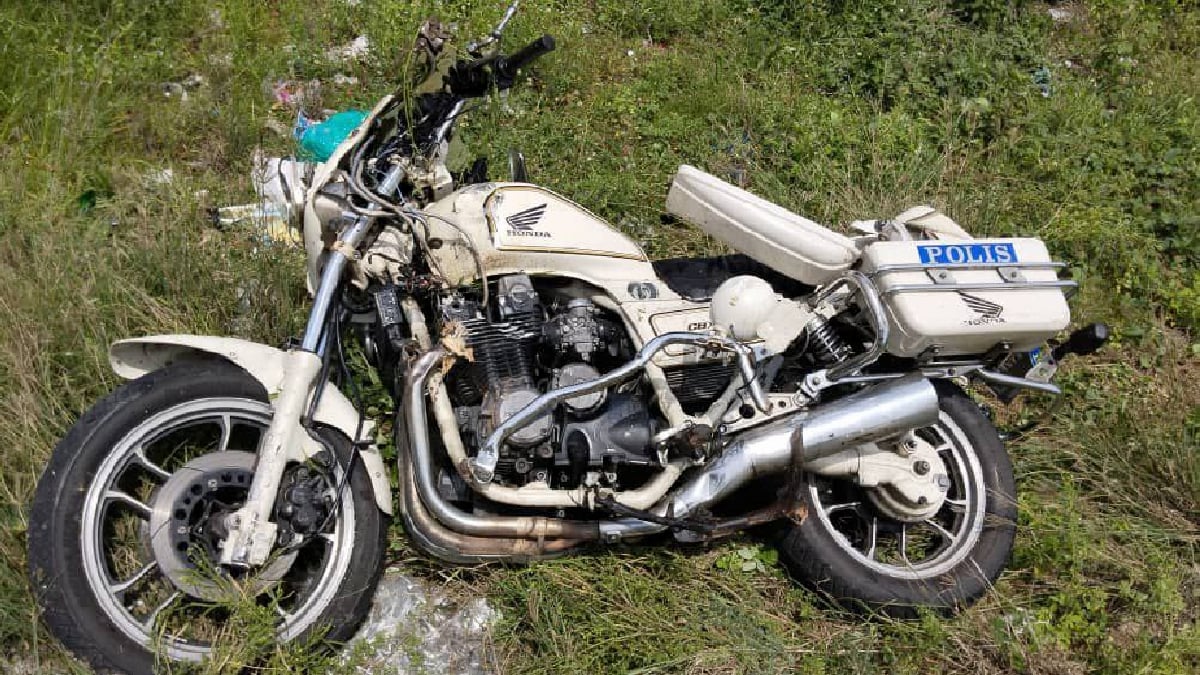 Motosikal PDRM jenis Honda CBX 750 yang ditunggangi anggota trafik dari IPK Kelantan yang terbabit dalam kemalangan. FOTO IHSAN PDRM