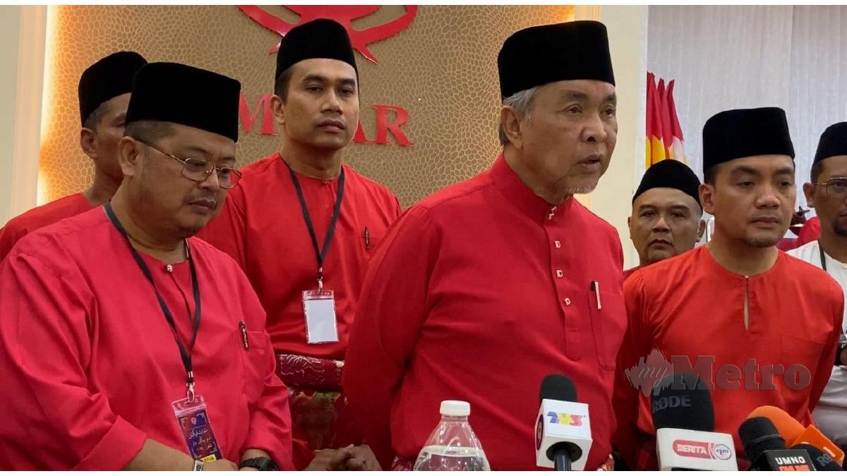 Dr Ahmad Zahid bersama Onn Hafiz ketika merasmikan Mesyuarat Perwakilan Umno Bahagian Muar, di sini, hari ini. FOTO Alias Abd Rani