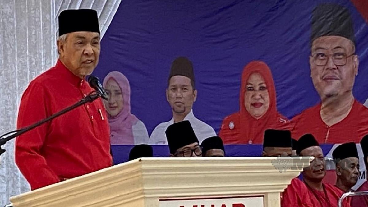 Datuk Seri Dr Ahmad Zahid Hamidi ketika berucap pada majlis perasmian Mesyuarat Perwakilan Umno Bahagian Muar, di sini, hari ini. FOTO Alias Abd Rani