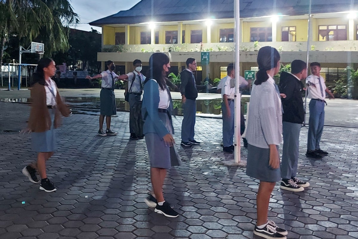 Sebahagian pelajar sekolah di Kupang yang tiba awal untuk sesi pembelajaran yang bermula jam 5.30 pagi. - FOTO AFP