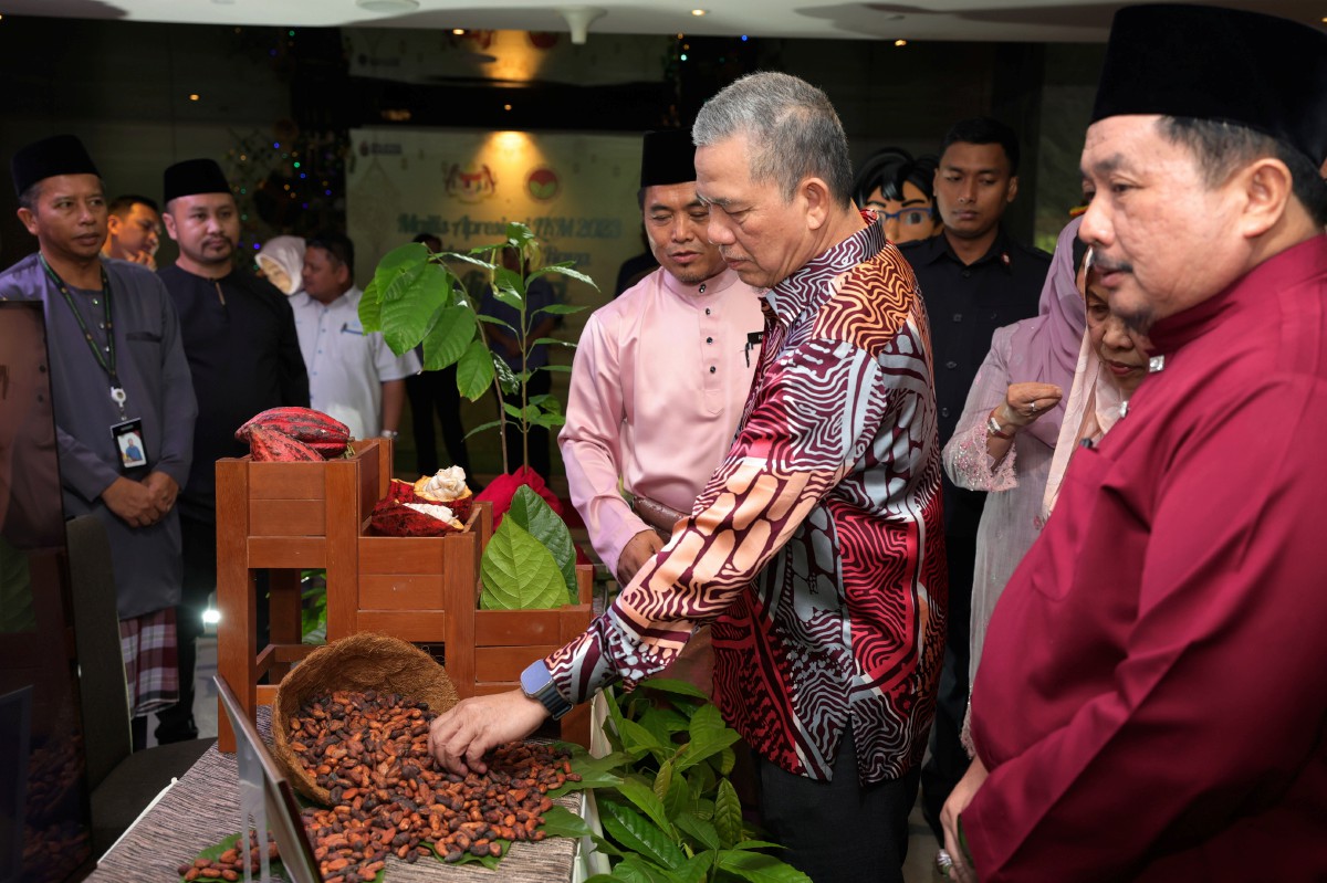 Timbalan Perdana Menteri Datuk Seri Fadillah Yusof (dua, kanan) yang juga Menteri Perladangan dan Komoditi diberi penerangan ketika melawat ruang pameran berasaskan buah koko sebelum menyempurnakan perasmian majlis Aspesiasi Lembaga Koko Malaysia 2023. - FOTO BERNAMA