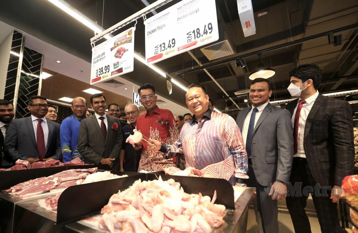 Menteri Perdagangan Dalam Negeri dan Hal Ehwal Pengguna, Datuk Seri Alexander Nanta Linggi merasmikan pasar raya Lulu di Setia Ecohill Walk Mall, Semenyih. - FOTO NSTP