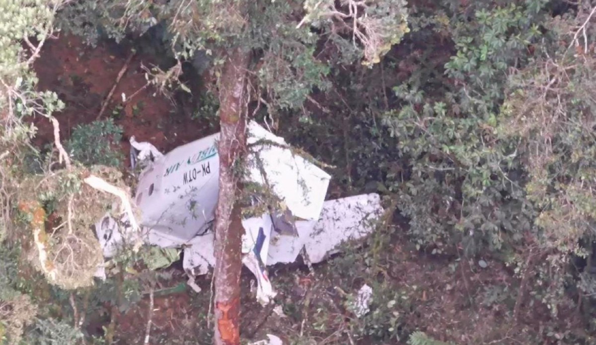 Imej pesawat Rimbun Flight yang terhempas di kawasan gunung di Papua. - FOTO EPA