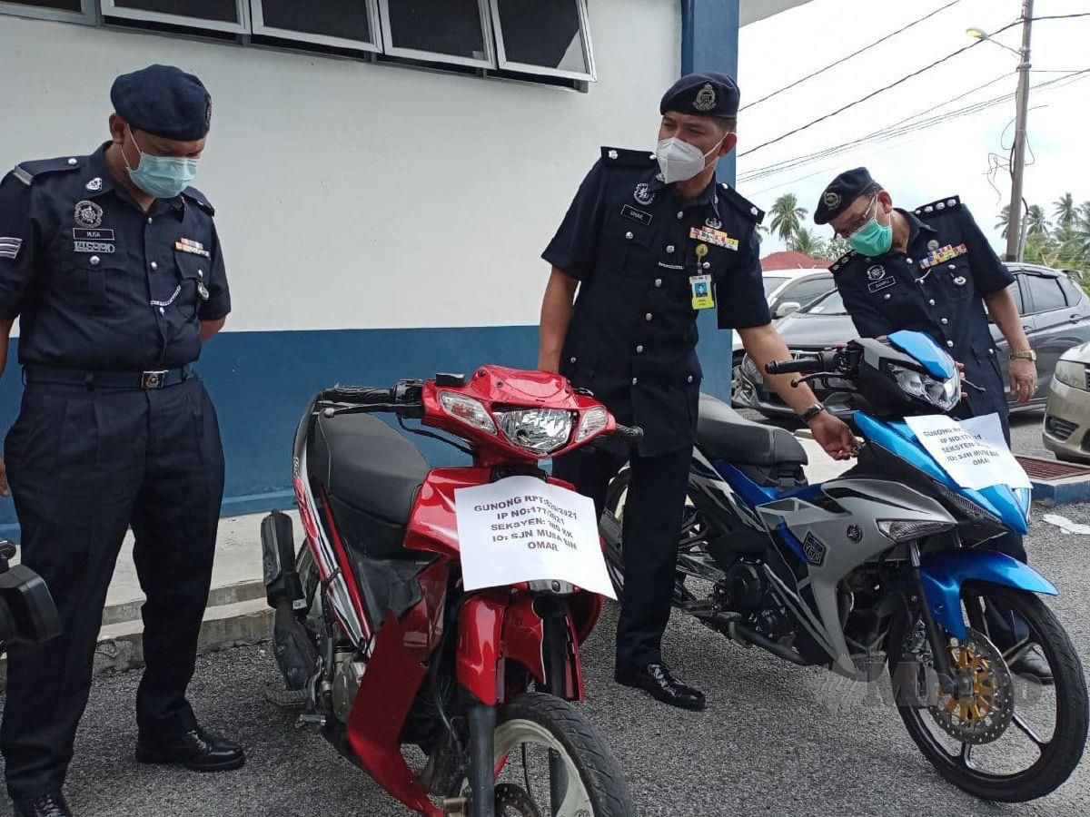 TIGA lelaki tidak sempat menikmati hasil daripada motosikal curi selepas dua daripada mereka ditahan polis selepas empat jam melakukan jenayah berkenaan. FOTO Nor Amalina Alias