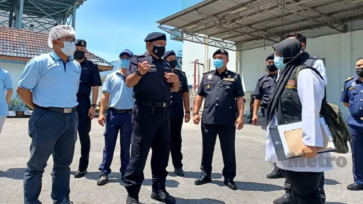 ASISTEN Komisioner Mohamad Roy Suhaimi Sarif menyertai Ops bersepadu polis bersama KKM, KPDNHEP dan MDBG terhadap tiga kilang di sekitar daerah Batu Gajah. FOTO Balqis Jazimah Zahari