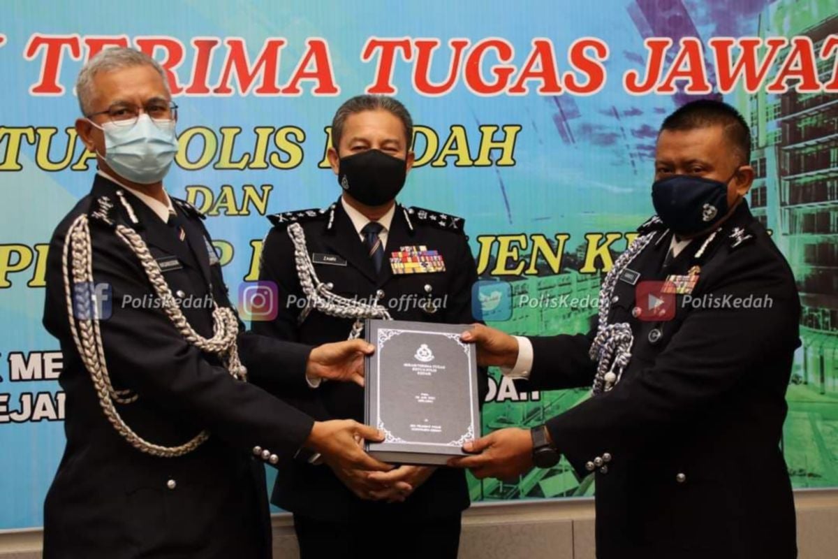 DATUK Kamarul Zaman Mamat (kanan) menerima jawatan daripada Datuk Hasanuddin Hassan yang akan bersara esok dalam Majlis Serah Terima Tugas Ketua Polis Kedah yang disaksikan Datuk Zamri Yahya di IPK Kedah. FOTO ihsan PDRM