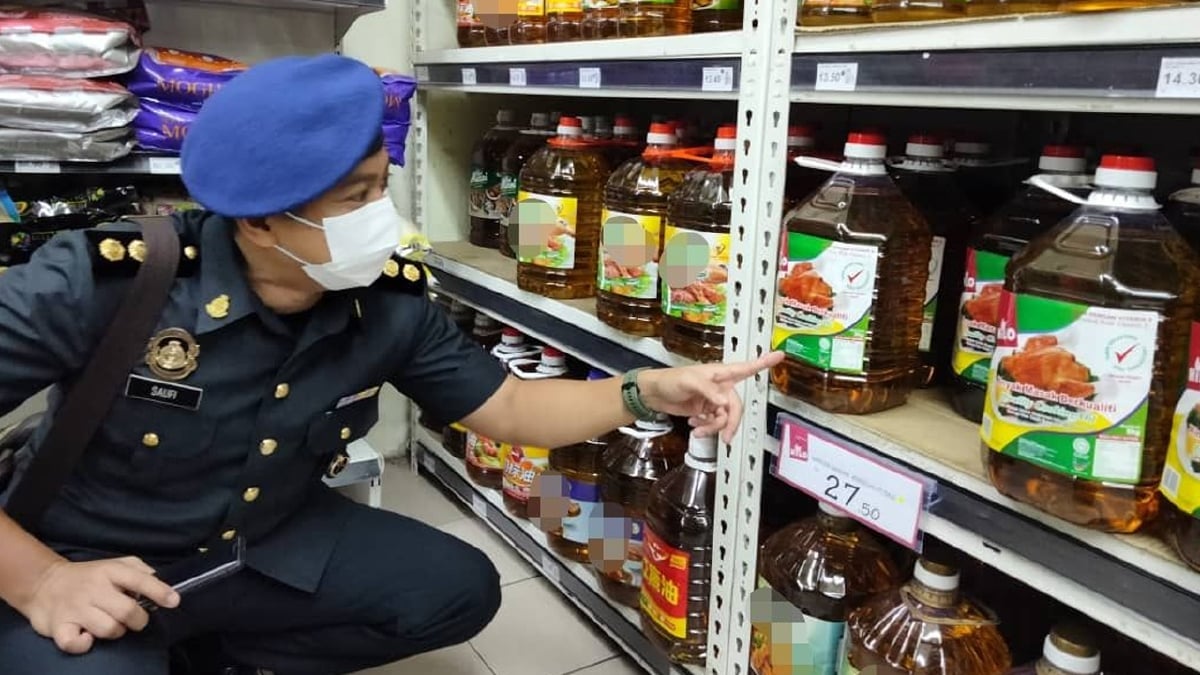 PEGAWAI penguatkuasa KPDNHEP Selangor membuat pemeriksaan terhadap harga minyak masak botol lima kg di sembilan daerah di negeri ini, hari ini. FOTO ihsan KPDNHEP