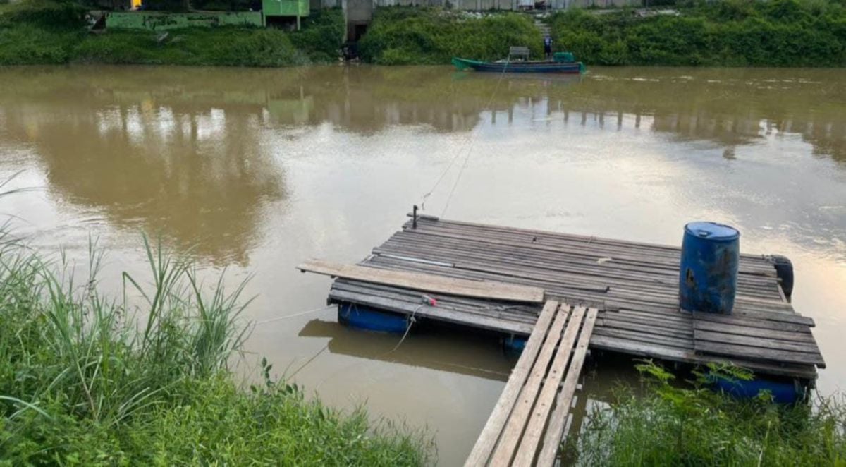 TALI yang digunakan untuk menarik rakit yang diletakkan barangan untuk dihantar ke seberang Thailand melalui Sungai Golok. FOTO ihsan POLIS