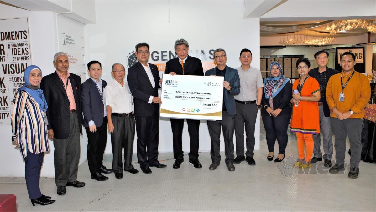 LIM Hock San (enam dari kanan) menyerahkan replika cek berjumlah RM80,000 kepada Dr James Nga disaksikan Dr Siew Ka Wei.
