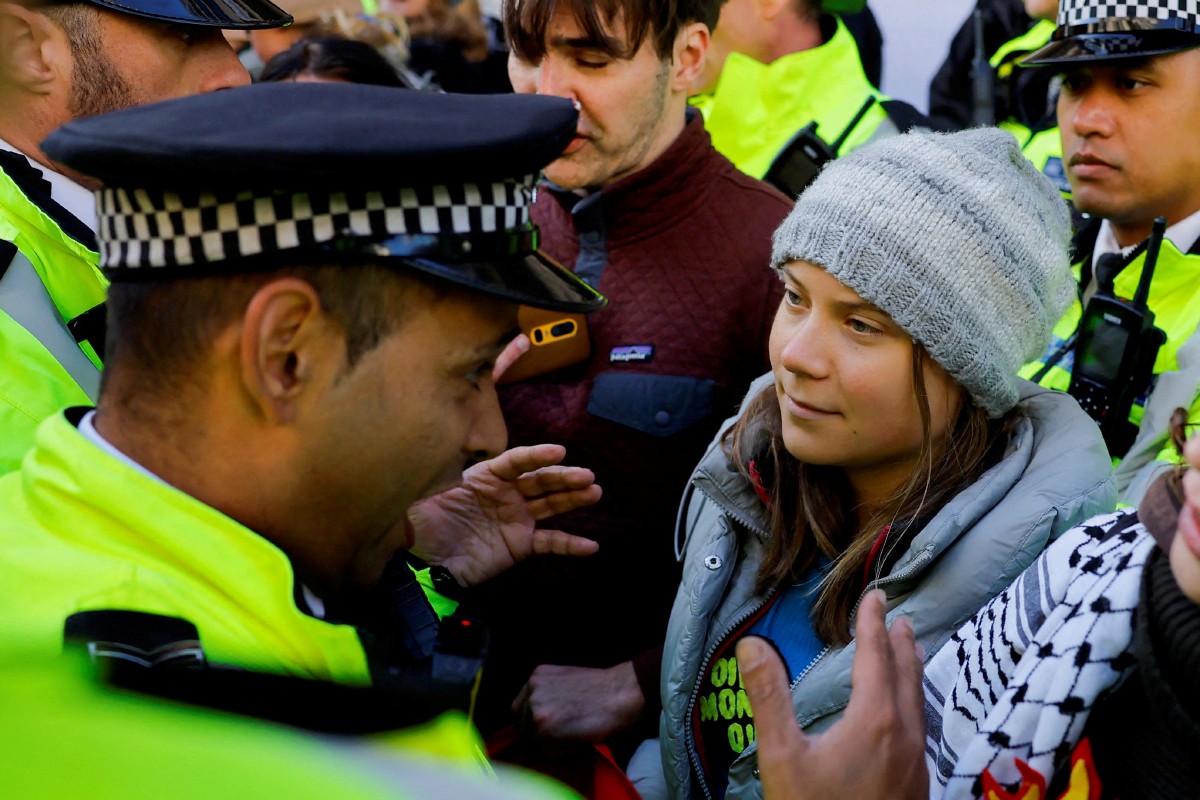 Gambar fail menunjukkan Thunberg berbalah dengan anggota polis dalam protes diadakan di London. - FOTO Reuters
