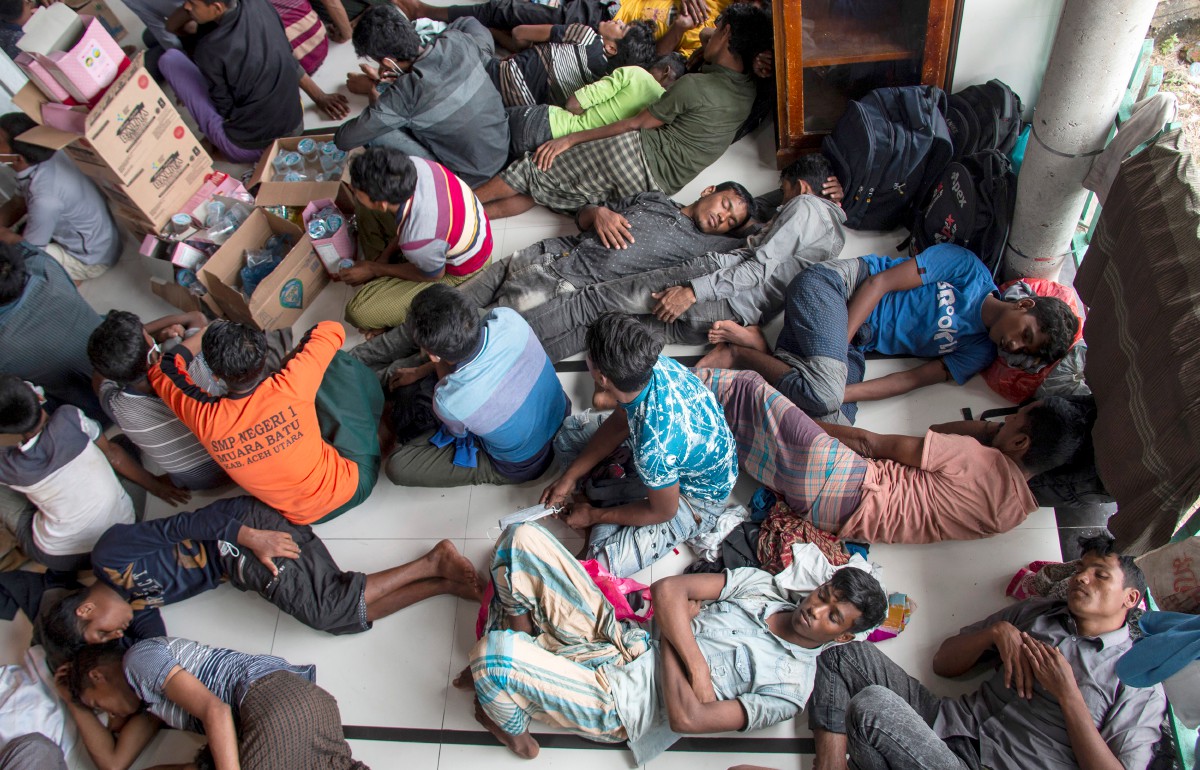Sebahagian etnik Rohingya ditempatkan di pusat perlindungan di Aceh. - FOTO AP