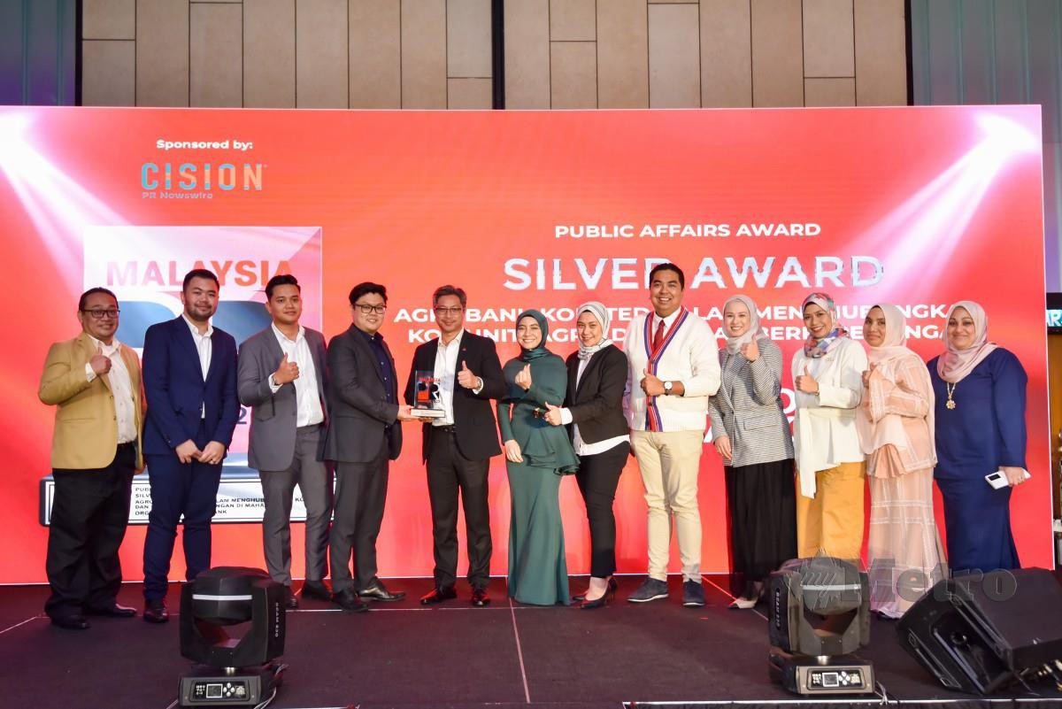 WARGA kerja Jabatan Pemasaran dan  Komunikasi Agrobank pada majlis Anugerah Perhubungan Awam Malaysia 2022 (MPRA 2022).