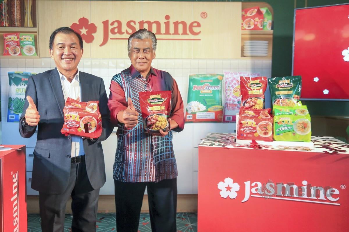 Ketua Pegawai Eksekutif Jasmine Food Corporation, Lim Swee Keat bersama Datuk Jalaluddin Hassan merasmikan produk baharu Jasmine. - FOTO NSTP