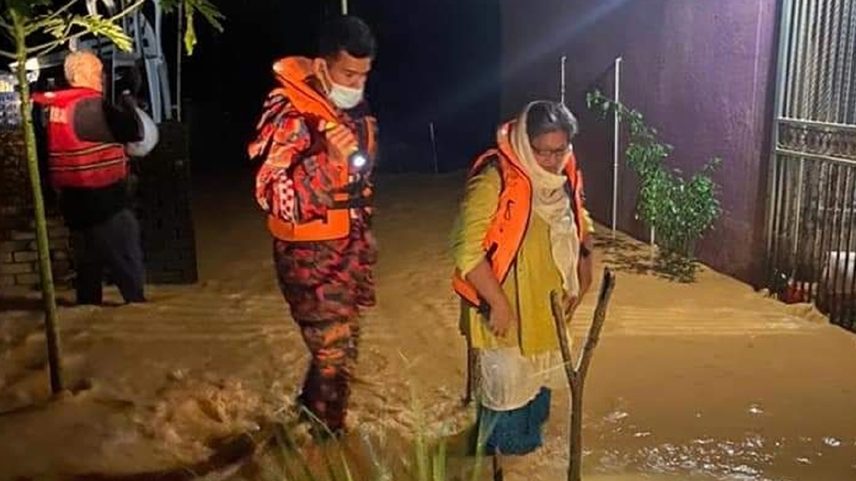 PASUKAN Bomba dan Penyelamat Malaysia menyelamatkan sepasang warga emas suami isteri  apabila rumah mereka di masuki air sungai Lanar malam tadi amibat banjir kilat. FOTO ihsan Bomba