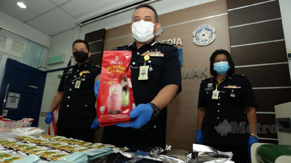 DATUK Aidi Ismail menunjukkan paket berisi dadah yang menggunakan logo Halal di Pusat Media Ibu Pejabat Polis Kuching (IPK). FOTO Nadim Bokhari