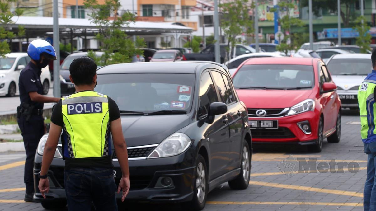 ANGGOTA polis melakukan pemeriksaan mengejut terhadap kenderaan di kawasan tumpuan bagi memastikan pematuhan SOP Perintah Kawalan Pergerakan 3.0 di Jalan Bagan Ajam di sini. FOTO Danial Saad