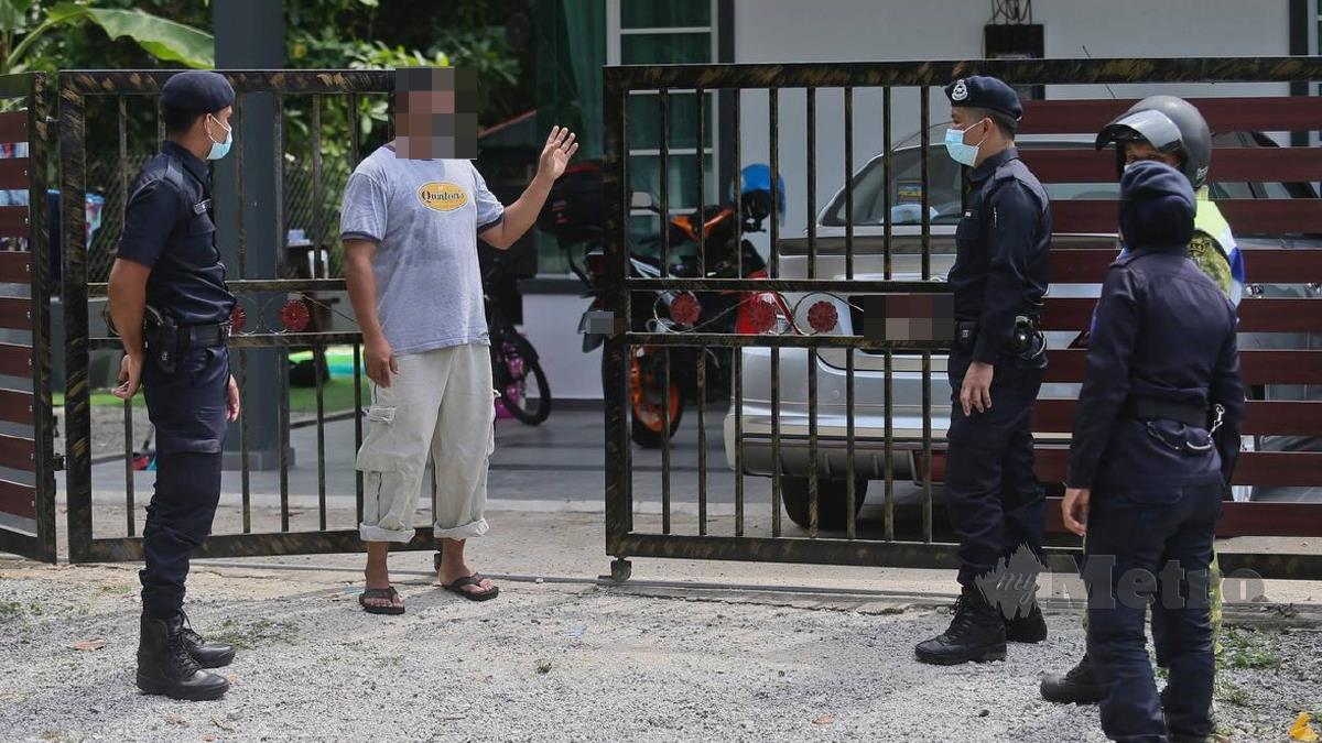 ANGGOTA Polis bersama anggota Rela dan pegawai kesihatan menasihati penduduk di Kampung Seberang Baroh, Chabang Tiga untuk segera menjalankan ujian Saringan. FOTO Ghazali Kori