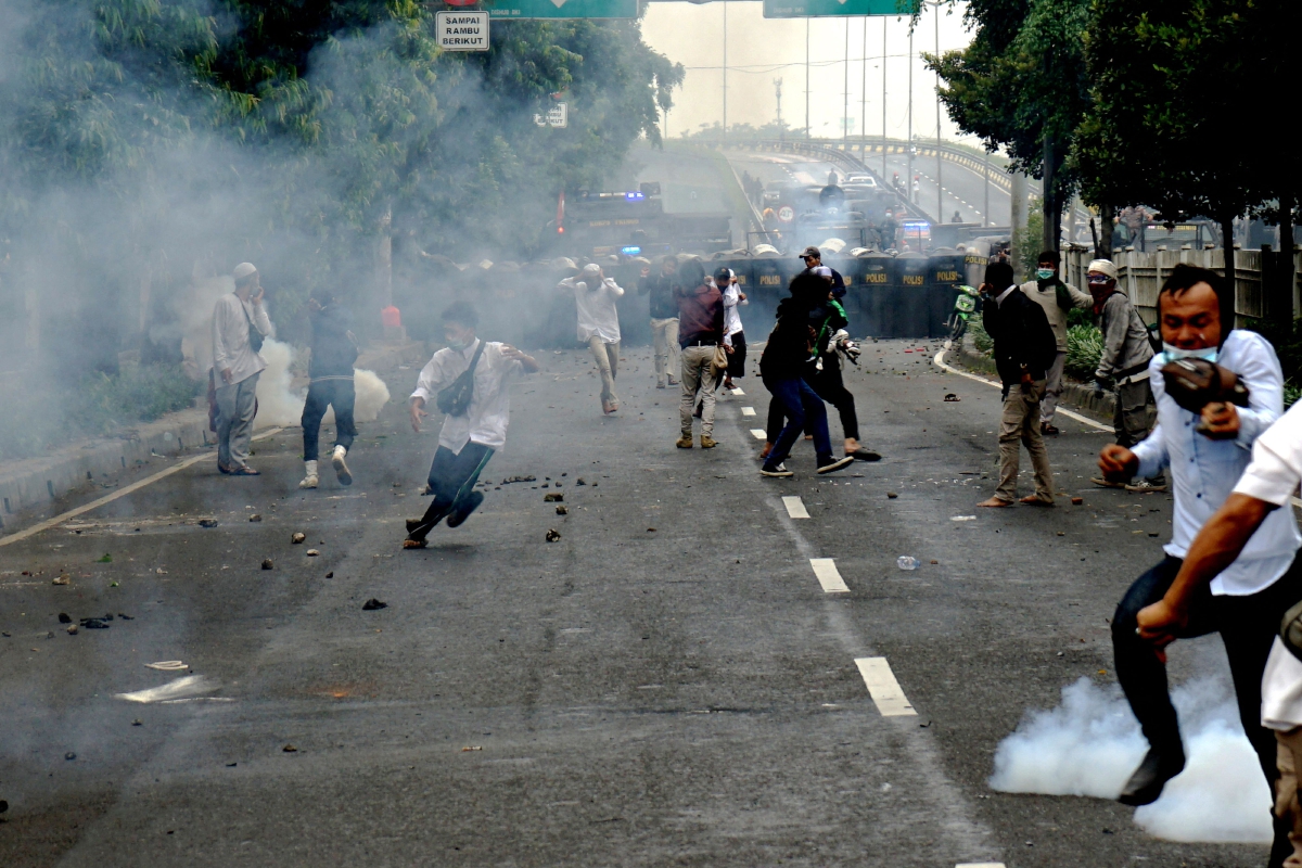 POLIS melepaskan tembakan gas pemedih mata dan air ke arah penyokong penyokong Shihab. FOTO AFP