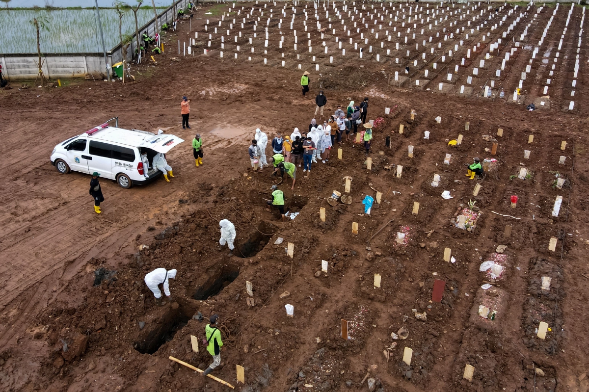 PEMANDANGAN dari udara menunjukkan pengebumian yang berlaku di tanah perkuburan untuk mangsa koronavirus Covid-19 di Jakarta pada hari ini. FOTO AFP