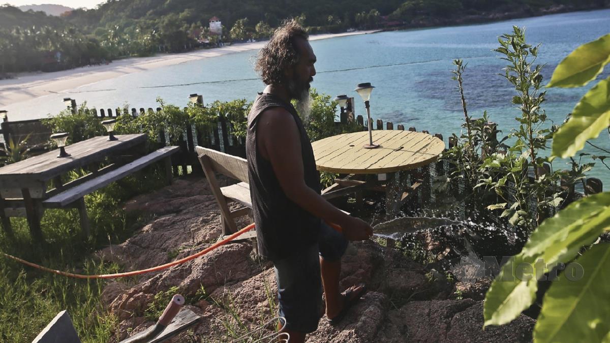 MARZUKI yang mengusahakan kebun pokok cili di sekitar restoran premium miliknya, Redang Moon yang terletak di atas bukit  di Pulau Redang. FOTO Ghazali Kori