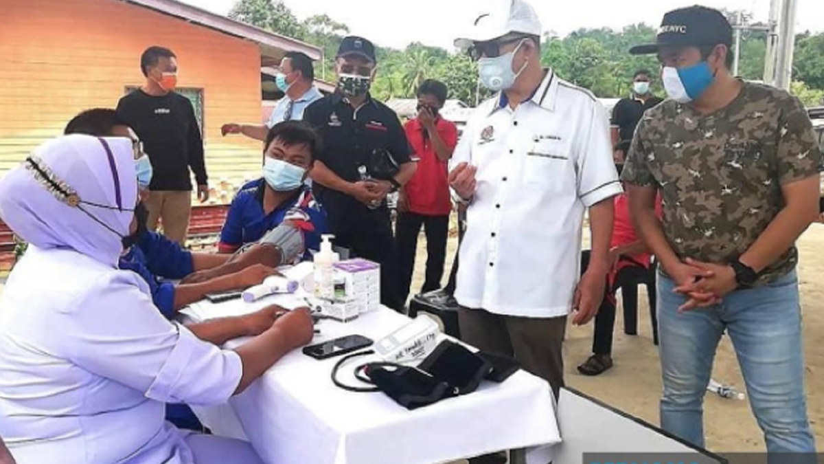 PETUGAS Pejabat Kesihatan Kota Marudu ketika melaksanakan program vaksinasi. FOTO Bernama