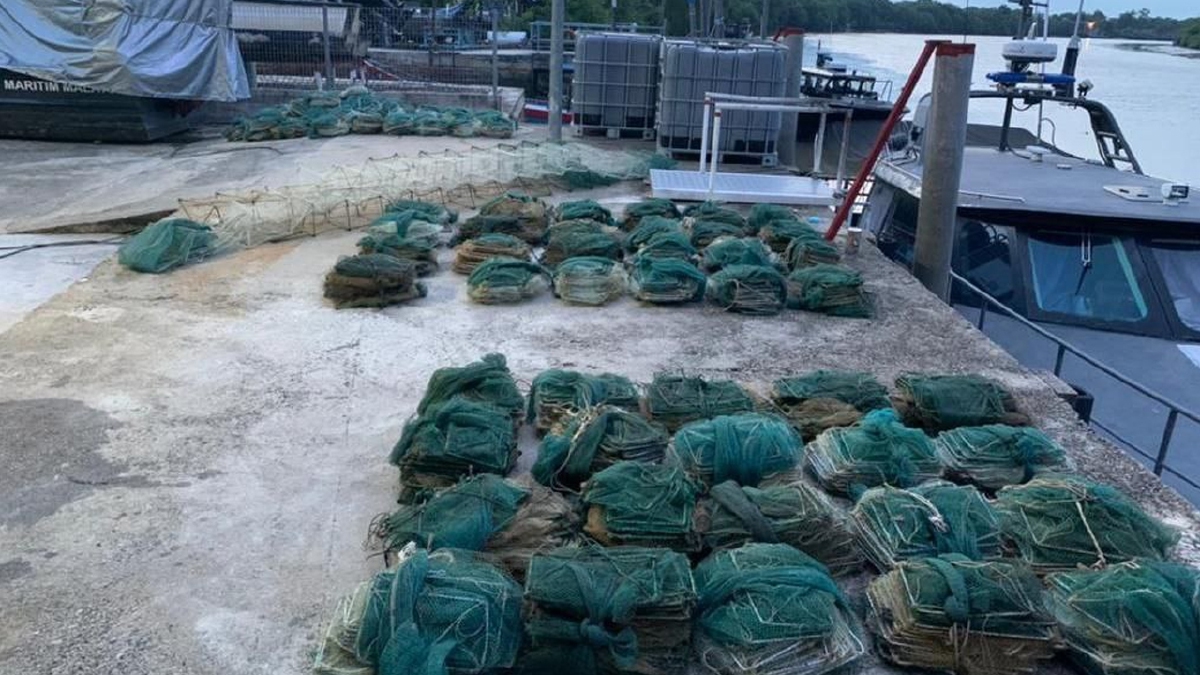 SEBAHAGIAN dari 225 set bubu naga yang dirampas APMM Zon Maritim Kuala Kedah dalam Ops Aman yang dilakukan di perairan Kuala Kedah dan Yan. FOTO Ihsan APMM