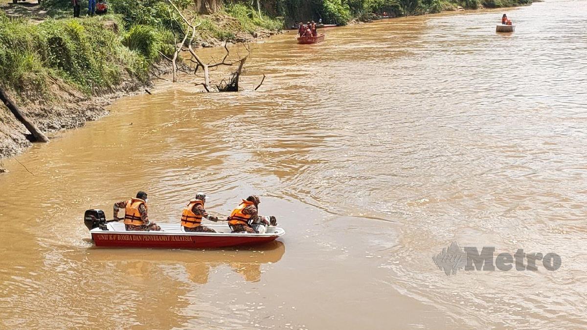 ANJING pengesan K-9 JBPM digunakan untuk mencari mangsa yang dikhuatiri lemas di Sungai Kuala Pai. FOTO Zuliaty Zulkiffli